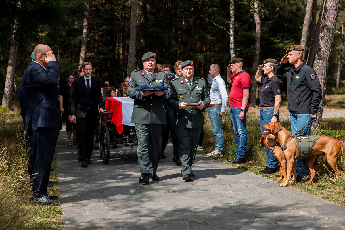 honden spelen echt een troostende rol bij een uitvaart begrafenis
